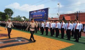 Kapolresta Tanjungpinang Kombes Pol Heribertus saat mengecek kendaraan dan personel (Foto: Roland/Presmedia.id)