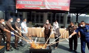 Pejabat Kejari Tanjungpinang bersama Kepolisian dan Hakim PN Tanjungpinang membakar barang bukti kasus perkara yang sudah berkekuatan hukum tetap. (Foto: Roland/Presmedia)
