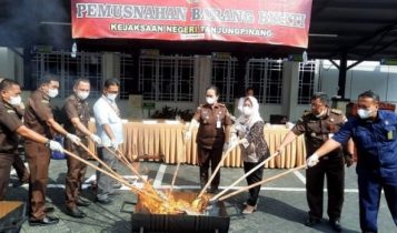 Kejaksaan negeri Tanjungpinang dan Pejabat kepolisian serta HakimPN Tanjungpinang memusnahkan Barang Bukti 37 Perkara Incraht di Kejari Tanjungpinag Pejabat Kejari Tanjungpinang bersama Kepolisian dan Hakim PN Tanjungpinang membakar barang bukti kasus perkara yang sudah berkekuatan hukum tetap. (Foto: Roland/Presmedia)