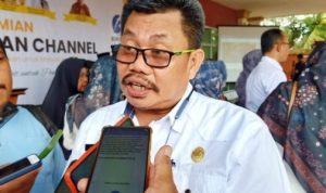 Kepala Dinas Pendidikan (Disdik) Bintan, Tamsir, saat memberikan keterangan pada media. (Foto: Hasura/Presmedia.id)