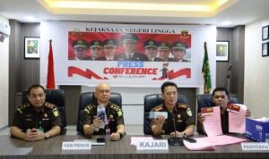 Kepala Kejaksaan Negeri (Kajari) Lingga, Rizal Edison bersama Kasipidsus Senopati saat press rillis (Foto: Kejari Lingga)