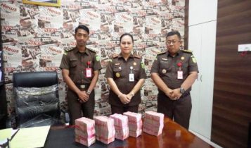 Kepala Kejaksaan Negeri Kajari Tanjungpinang Lanna Hany Wanike Pasaribu melalui Kepala seksi Pidana Khusus Kasi Pidsus Imam Asyhar menerima pengembalian uang dari tersangka RE Kepala Kejaksaan Negeri (Kajari) Tanjungpinang Lanna Hany Wanike Pasaribu melalui Kepala seksi Pidana Khusus (Kasi Pidsus) Imam Asyhar menerima pengembalian uang dari tersangka RE (Foto: Kejari Tanjungpinang/Presmedia.id)