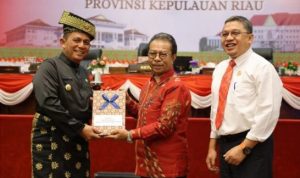 Ketua DPRD Kepri Jumaga Nadeak menyerahkan dokumen Perda tentang Perubahan APBD Provinsi Kepri 2023 ke Gubernur Kepri usai di sahkan pada Rapat Paripurna DPRD di Balairung Wan Seri Beni Dompak.