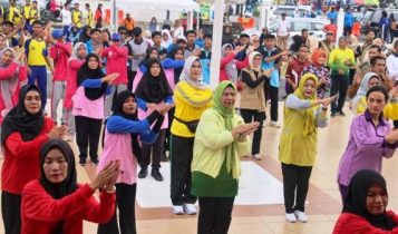 Ketua Yayasan Kanker Indonesia (YKI) Provinsi Kepri Dewi Kumalasari Ansar, mengikuti Senam Sehat Sempena Hari Jadi Provinsi Kepri ke-21 yang disejalankan dengan Hari Olahraga Nasional ke-40 dan Hari Maritim Nasional ke-59 Tahun 2023 di Tanjungpinang. (Fofo: Diskominfo Kepri)