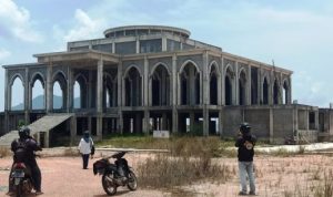 Kondisi progres pembangunan Masjid Agung Bintan Buyu di Komplek Perkantoran Bupati Bintan, Bandar Seri Bentan. (Foto: Hasura/Presmedia.id)