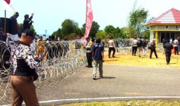 Massa Kesultanan Adat Riau Lingga saat menggelar aksi demo di Kantor Gubernur Kepri beberapa waktu lalu.(Foto: Roland/presmedia.id).