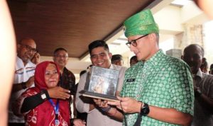 Menteri Pariwisata dan Ekonomi Kreatif (Menparekraf) Sandiaga Salahuddin Uno saat mengunjungi hasil kerajinan UMKM pada Workshop Kreatif di Bintan (Foto: Diskominfo/Presmedia.id)