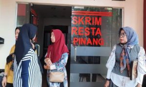 Orang tua dan kuasa hukum tahanan yang dianiaya tahanan lain di Sel Polresta Tanjungpinang melapor ke Satreskrim Polresta Tanjungpinang. (Foto: Roland/presmedia.id)