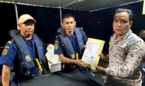 PLP Tanjung Uban dan APM Malaysia melakukan serah terima nelayan Bintan di Perairan Batu Putih, Selasa (19/9/2023) dini hari. (Foto: PPLP Tanjung Uban/Presmedia.id)