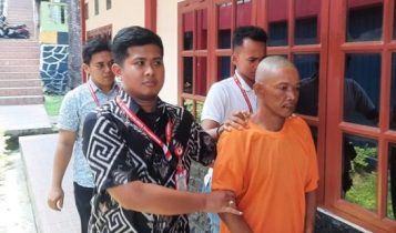 Pelaku Da digiring polisi. (Foto: Roland/Presmedia.id)