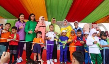 Pemberian hadiah door prize kepada anak anak yang mengikuti Senam Sehat Hari jadi Provinsi Kepri Pemberian hadiah doorprize kepada anak-anak yang mengikuti Senam Sehat Hari Jadi Provinsi Kepri. (Foto: Diskominfo Kepri)