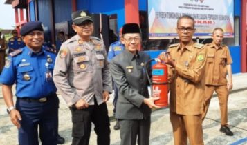Penjabat Pj Wali Kota Tanjungpinang Hasan memberikan secara simbolis 3 unit damkar kepada lurah Penjabat (Pj) Wali Kota Tanjungpinang Hasan memberikan secara simbolis 3 unit damkar kepada lurah (Foto: Roland/Presmedia)