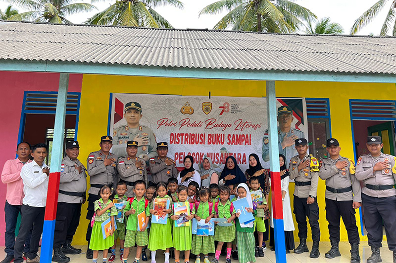 Polsek bersama tim supervisi Polres Natuna membagikan buku kepada anak-anak dan masyarakat di Kecamatan Pulau Laut. (Foto: Humas Polres Natuna/Presmedia.id)