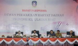 Rapat Paripurna ke-03 Masa Sidang Ke-3 Tahun Anggaran 2023 tentang pembahasan Ranperda Pajak dan Retribusi derah Ruang Balairung Wan Seri Beni Pusat Perkantoran Gubernur Provinsi Kepulauan Riau, Pulau Dompak, Senin, (04/09/2023).