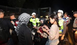 Razia knalpot bising polisi cek satu persatu pengemudi (Foto: Roland/ Presmedia.id)