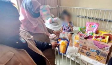 Rehsos Dinsos Bintan memberikan bantuan ke anak terlantar yang mengalami gizi buruk di RSJKO EHD Busung. (Foto: Dinsos/Presmedia.id)