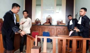 Terdakwa Deri Ariyanto meninggalkan persidangan setelah divonis oleh Hakim di PN Tanjungpinang Terdakwa Deri Ariyanto meninggalkan persidangan setelah divonis oleh Hakim di PN Tanjungpinang (Foto: Roland / Presmedia)