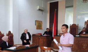 Terdakwa Hamzah setelah menjalani persidangan di PN Tanjungpinang (Foto: Roland/Presmedia.id)