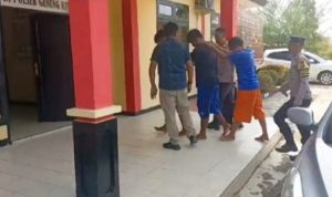 Tiga pelaku curanmor digelandang ke Mapolsek Gunung Kijang. (Foto: Hasura/Presmedia.id)