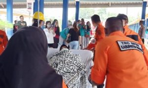 Tim TRC BPBD Bintan bersama Tim medis RSUD Bintan evakuasi pasien dalam simulasi penanganan dan pemadaman kebakaran. (Foto: Hasura/Presmedia.id)