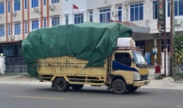 Truk ODOL dari Kota Batam saat melintasi jalanan di Kabupaten Bintan Truk ODOL dari Kota Batam saat melintasi jalanan di Kabupaten Bintan. (Foto: Hasura/Presmedia.id)