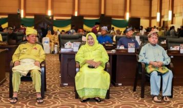 Usai menggelar Paripurna Gubernur dan wakil Gubernur bersama DPRD Kepri melakukan Foto Bersama hari Jadi Provinsi Kepri