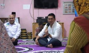 Wabup Bintan Ahdi Muqsith sedang bersenda gurau dengan para lansia di Rumah Bahagia Bintan. (Foto: Diskominfo Bintan/Presmedia.id)