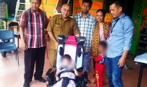 Anak Penyandang Disabilitas di Bintan mendapatkan bantuan kursi roda. Tahun depan para penyandang disabilitas akan mendapatkan BLT. (Foto: Dinsos Bintan/Presmedia.id)