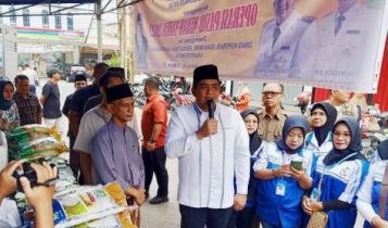 Bupati Bintan Roby Kurniawan dan Satgas Pangan turun langsung menjual sembako murah dalam operasi pasar di Jalan Barek Motor Kijang Kota Kecamatan Bintan Timur Bupati Bintan Roby Kurniawan dan Satgas Pangan turun langsung menjual sembako murah dalam operasi pasar di Jalan Barek Motor Kijang Kota Kecamatan Bintan Timur. (Foto: Hasura/Presmedia.id)