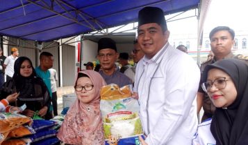 Bupati Bintan Roby Kurniawan turun ke Pasar Barek Motor Kijang untuk melakukan peninjauan pelaksanaan Operasi Pasar Murah untuk menekan lonjakan harga pangan di Bintan Bupati Bintan Roby Kurniawan turun ke Pasar Barek Motor Kijang untuk melakukan peninjauan pelaksanaan Operasi Pasar Murah untuk menekan lonjakan harga pangan di Bintan. (Foto: Hasura/Presmedia.id)