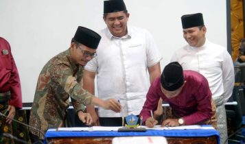 Bupati Bintan dan KPU serta Bawaslu menandatangani Nota Pemberian Hibah Darah NPHD anggaran APBD 2023 di Ruang Rapat II Bandar Seri Bentan Jumat 27 10 2023 Bupati Bintan dan KPU serta Bawaslu menandatangani Nota Pemberian Hibah Darah (NPHD) anggaran APBD 2023 di Ruang Rapat II Bandar Seri Bentan, Jumat (27/10/2023).