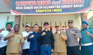 Bupati Lingga M.Nizar dan Wakil Walikota Batam Amsakar Ahmad meluncurkan Kampung Bebas Narkoba di Lingga. (Foto: Humas-Lingga)
