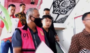 Ditetapkan tersangka korupsi dana desa, mantan Kades desa Lancang Kuning Cholil Bunyamin ditahan kejaksaan. (Foto: Hasura/Presmedia.id)