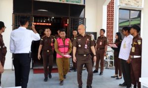 Dua tersangka korupsi BBM Lingga Afrianola Wisnu Brata dan Hendra saat diamankan di Kejari Lingga (Foto: Doc-Presmedia.id)