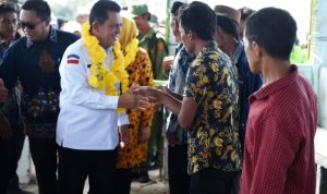 Gubernur Ansar Saat menyalami sejumlah warga desa dalam kunjungan kerja ke Desa Busung Panjang Lingga.