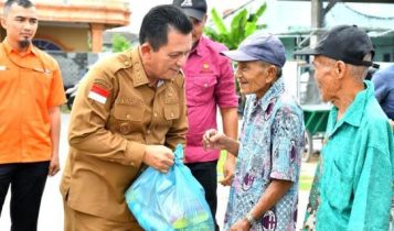 Gubernur Ansar Serahkan Bantuan Beras Pada Warga Kavling Lama Kota Batam