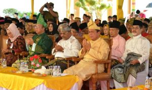 Gubernur Kepri Ansar Ahmad saat menghadiri syukuran Hari Ulang Tahun Ke-24 Kabupaten Karimun di Halaman Rumah Dinas Bupati Karimun pada Kamis (12/10/2023).
