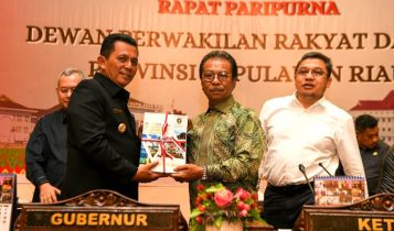 Gubernur Kepri Ansar Ahmad saat menyampaikan Dokumen Keuangan dan Rancangan Peraturan Daerah Raperda APBD 2024 Provinsi Kepri ke Ketua DPRD Jumaga Nadeak pada Paripruna DPRD Kepri Selasa 24 10 2023 Gubernur Kepri Ansar Ahmad saat menyampaikan Dokumen Keuangan dan Rancangan Peraturan Daerah (Raperda) APBD 2024 Provinsi Kepri ke Ketua DPRD Jumaga Nadeak pada Paripruna DPRD Kepri, Selasa (24/10/2023).