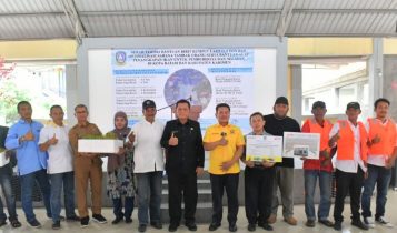 Gubernur Kepri Ansar meyerhkan bantuan perikanan senilai Rp15 M ke Nelayan Kota Batam Gubernur Kepri Ansar meyerhkan bantuan perikanan senilai Rp1,5 M ke Nelayan Kota Batam