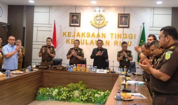 Gubernur Kepulauan Riau H.Ansar Ahmad bersama Kajati Kepri Rudi Margono menyaksikan penandatanganan nota kesepakatan konsuotasi hukum antara Kades se Kepri dengan Jaksa Gubernur Kepulauan Riau, H.Ansar Ahmad bersama Kajati Kepri Rudi Margono, menyaksikan penandatanganan nota kesepakatan konsultasi hukum antara Kades se Kepri dengan Kepala Kejaksaan Cabang Kejaksaan serta Kantor Camat 5 Kabupaten se-Kepulauan Riau. (Foto: Dok-Diskominfo Kepri)