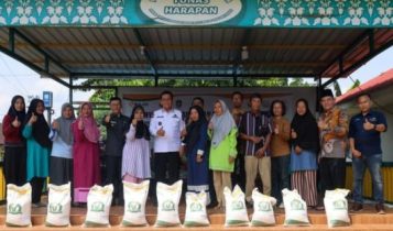 Gubernur provinsi Kepri Ansar Ahmad saat menyerahkan Banguan pangan berupa Beras kepada Keluarga Penerima di kota Tanjungpinang