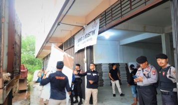 KPU Tanjungpinang bersama Bawaslu, dan Polri saat melakukan penerimaan dan penyimpanan kotak suara di gudang KPU Tanjungpinang. (Foto: Roland/ Presmedia).