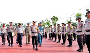 Kapolres Bintan AKBP Riki Iswoyo ketika mengecek kesiapan personil yang dilibatkan dalam pengamanan Pemilu 2024