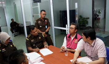 Kejati Kepri Limpahkan Dua Tersangka Korupsi Proyek Jembatan Tanah Merah ke Kejari Bintan 2 Kejati Kepri Limpahkan Dua Tersangka Korupsi Proyek Jembatan Tanah Merah ke Kejari Bintan 2