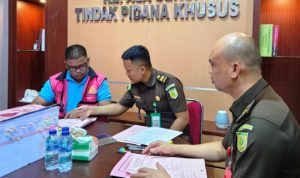 Kepala seksi Pidana Khusus (Kasi Pidsus) Lingga, Senopati saat melemparkan dua tersangka dan barang bukti ke Jaksa Penuntut Umum Kejari Lingga (Foto: Humas Kejari Lingga)