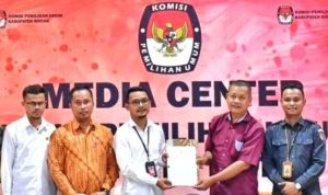 KPU Bintan menerima berkas pengajuan pencermatan DCT dari Pengurus DPC PDIP Bintan. (Foto: KPU Bintan/Presmedia.id)
