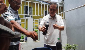Ketua RT bersama pemilik sumur saat melihatkan sumur yang tercemar bensin. (Foto: Roland/ Presmedia.id)
