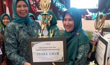 Ketua TP-PKK Kepri Hj.Dewi Kumalasari Ansar saat menyerahkan Piala ke Tim TP-PKK Lingga sebagai Juara Umum Lomba Masak Serba Ikan Tingkat Provinsi Kepri di Tanjungpinang.