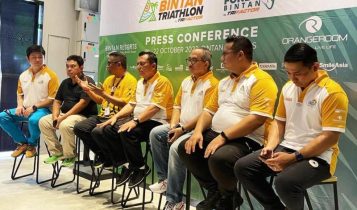 Konferensi Pers setelah flag off Bintan Triathlon 2023 di Lagoi Bay Bintan Gubernur Kepri Ansar Ahmad Desak pemerintah Pusat meninjau kembali memberlakukan VOA di Bintan (Foto: Hasura/Presmedia.id)