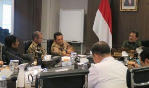 Menteri Kelautan dan Perikanan (KKP) Sakti Wahyu Trenggono bertemu dengan Gubernur Kepri Ansar Ahmad di Jakarta Selasa (25/10/2023), membahas skema peningkatan PNBP dari Izin Pemanfaatan Pasir Laut (IPPL) serta Kampung Nelayan Modern di Kepri. (Foto: Doc-Kominfo Kepri)